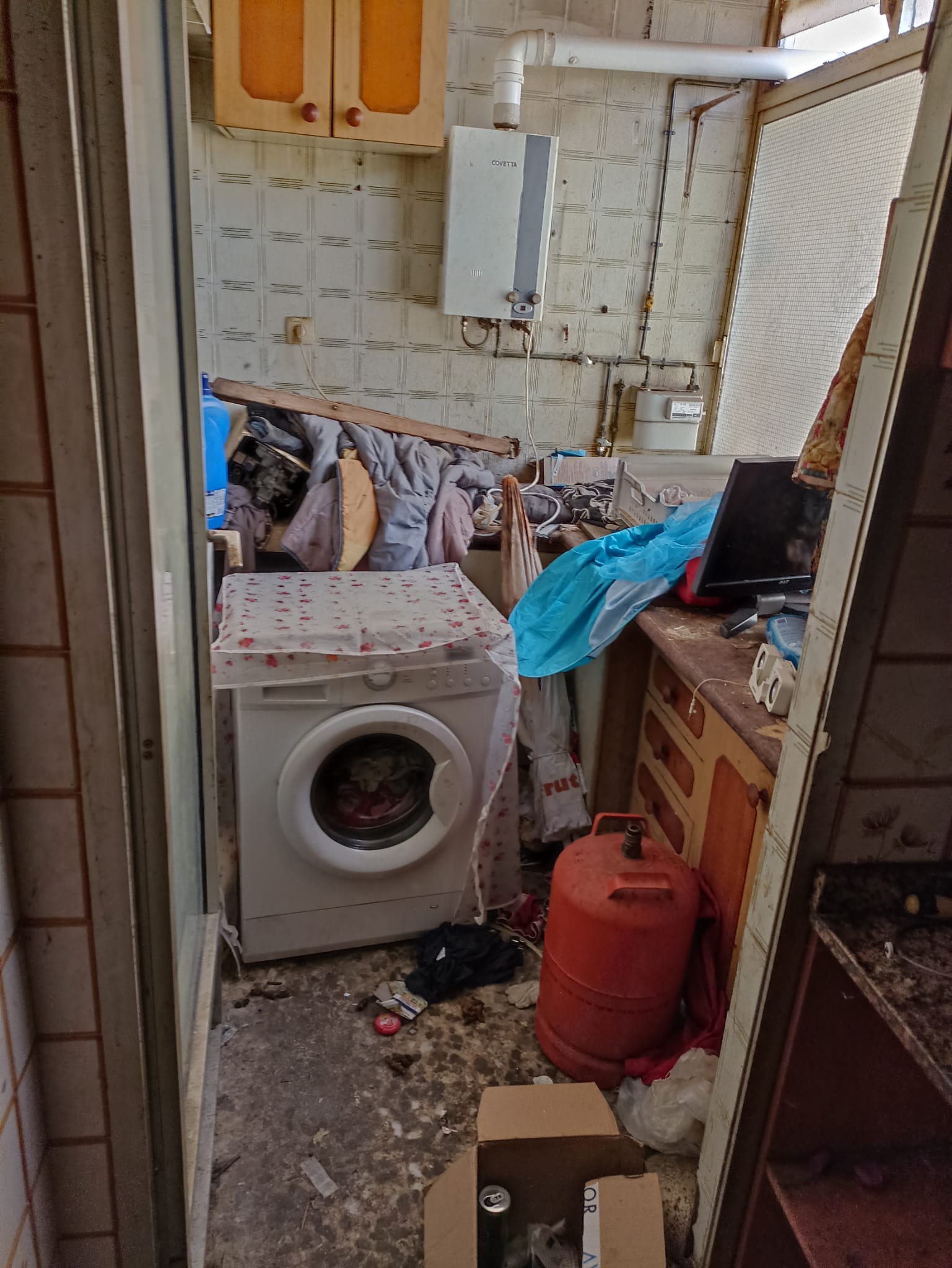 Vaciado de muebles y limpieza de pisos en Caseres - ¡Resultados impecables!